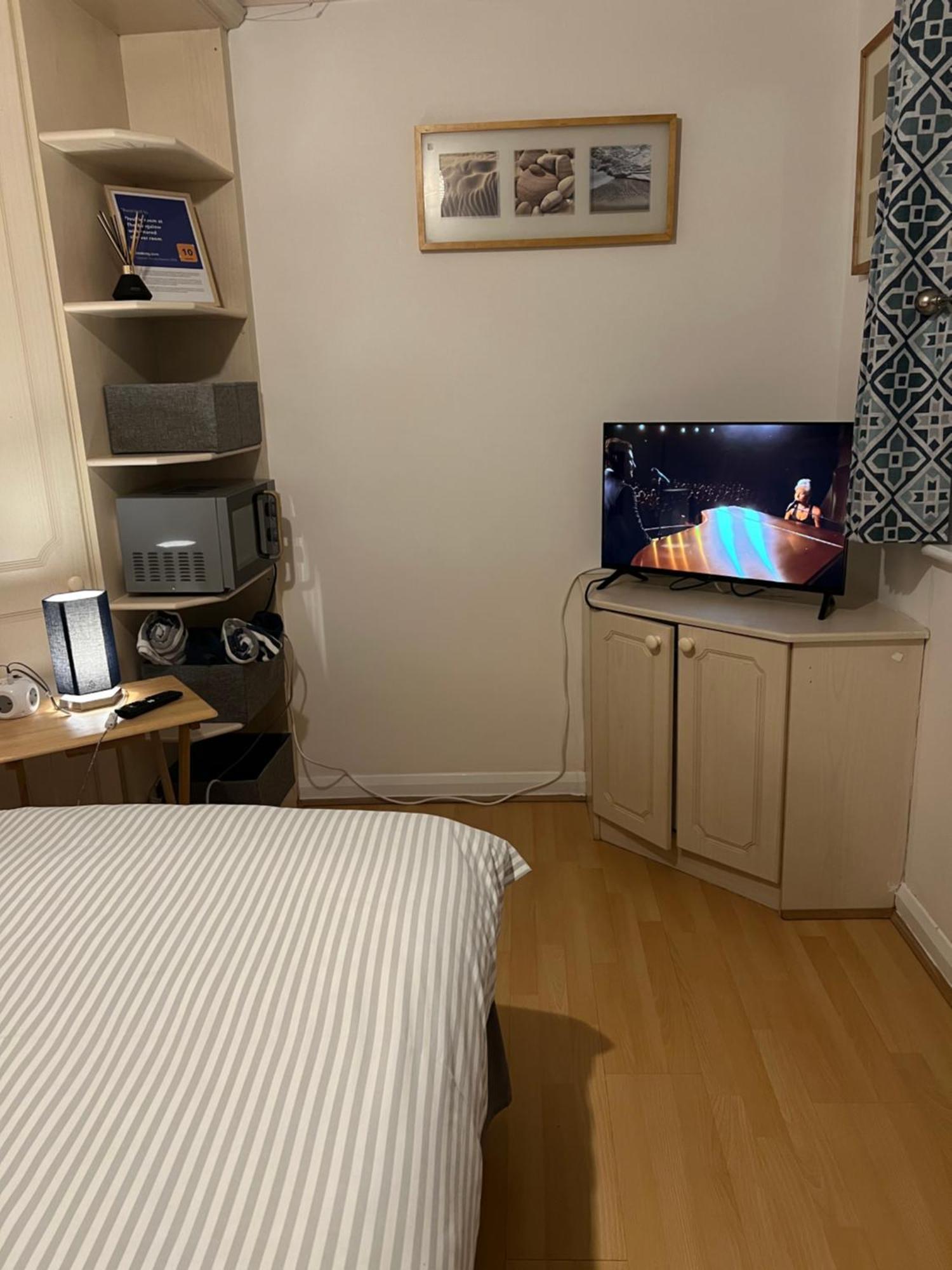 Double Room At The Bungalow With Shared Shower Room Kettering Exterior photo